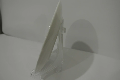 Тарелка белая 18 см. для сублимации в коробке с подставкой и подвесом, подходит для вакуумного пресса фото 2